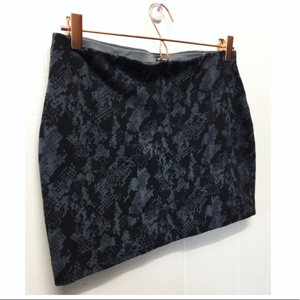 Express | Python Print Stretch Mini Skirt • - Picture 3 of 7
